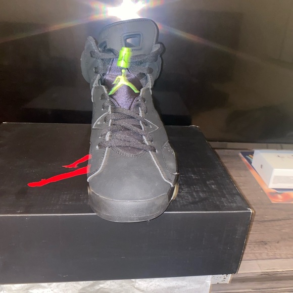 I’m selling electric greens 6s, it’s a size 10 - Picture 5 of 8